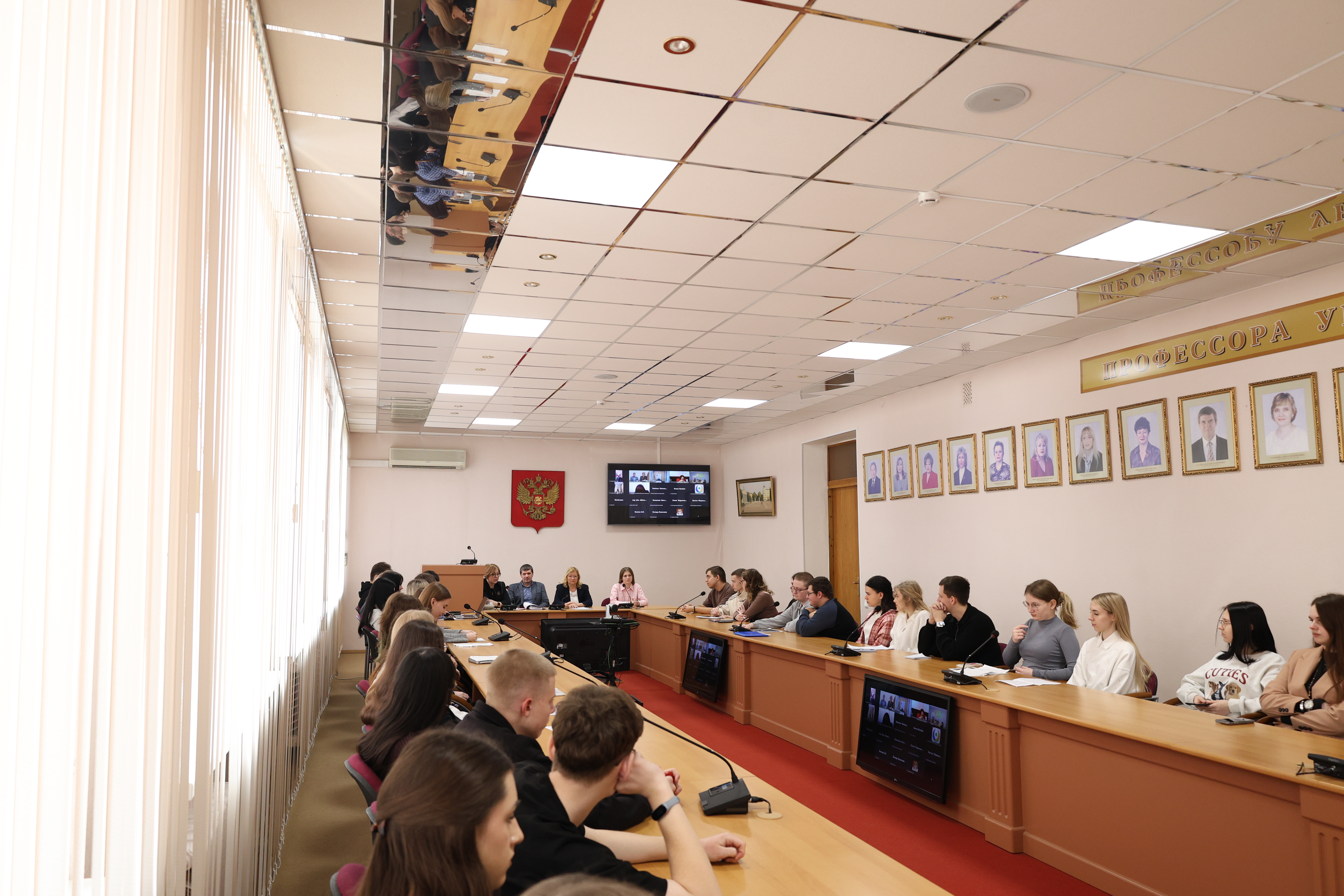 В Белгородском университете кооперации, экономики и права провели праздничное заседание клуба «Кооператоры» «Строим лучший мир: 195-летию потребительской кооперации России посвящается»